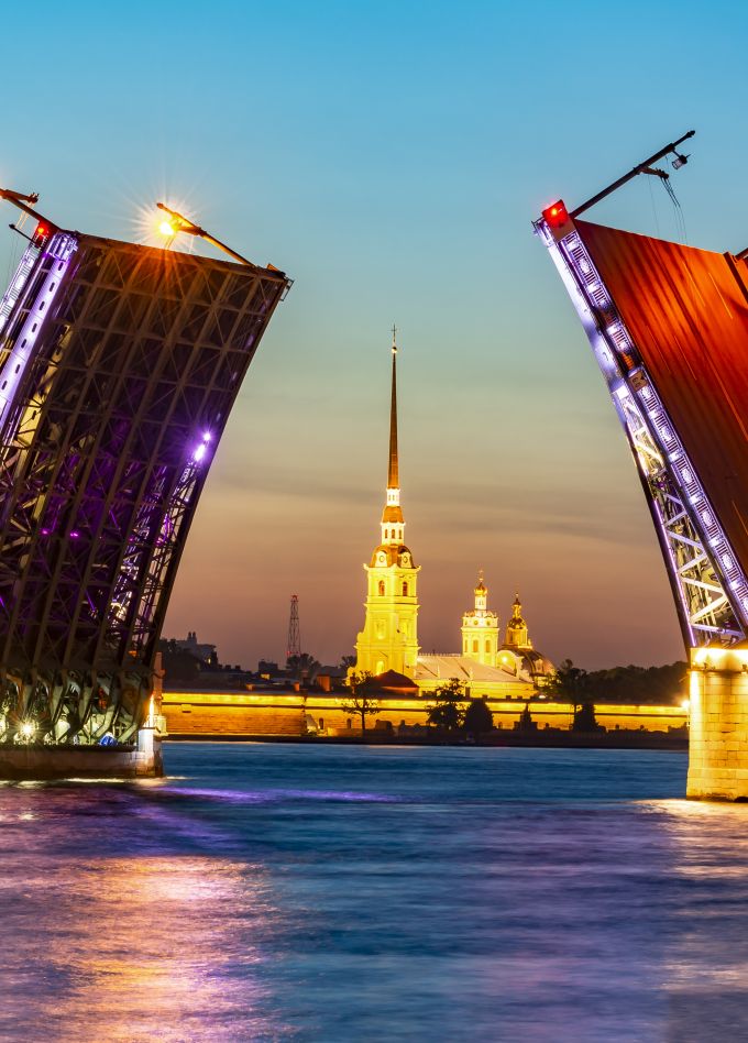 Под разведенными мостами