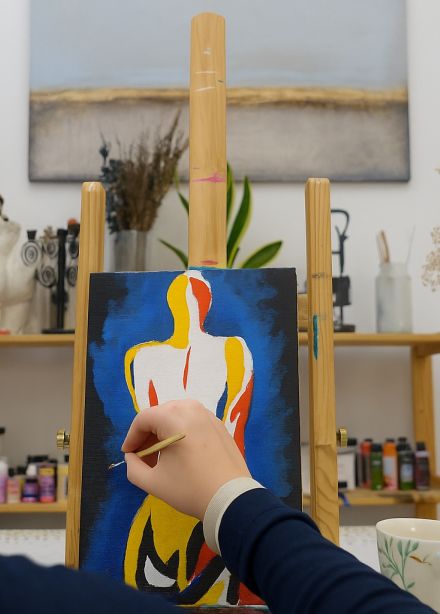 Арт-вечер в мастерской: интерьерная картина с золотом