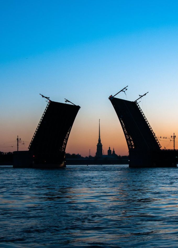 Три разводных моста — развод мостов от Петроградской стороны
