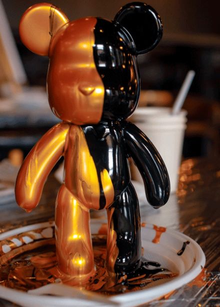 Роспись мишки Bearbricks в технике флюид-арт в ресторане "Большая кухня"