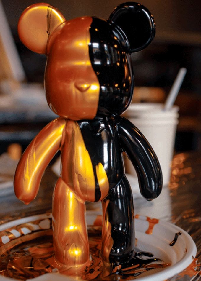 Роспись мишки Bearbricks в технике флюид-арт в ресторане Tillander