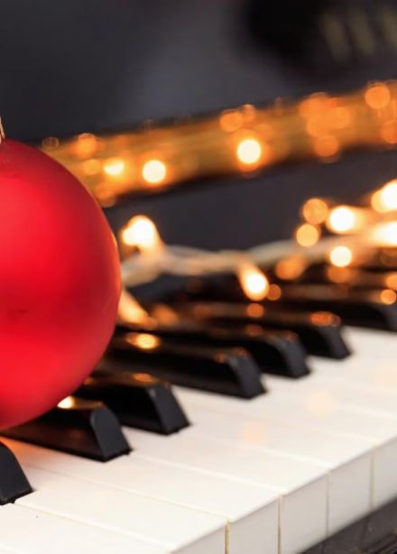 Рок-хиты и новогодние мелодии на рояле