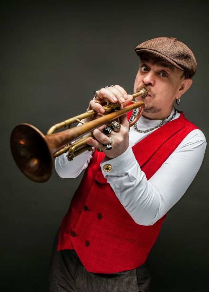 Вова Чё Морале и Sweet Hot Jazz Band на сцене Noisy River