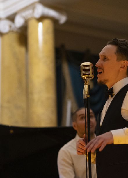 Фрэнк Синатра при свечах во дворце