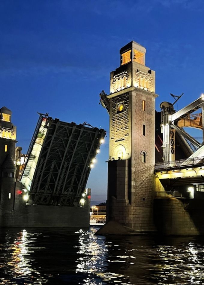 Мегаполис и разводные мосты с ночным выходом в Финский залив