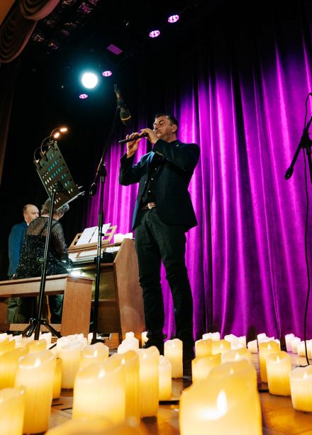 Орган и дудук при свечах