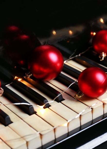 Собор и свечи. Рок-хиты и новогодние мелодии на рояле