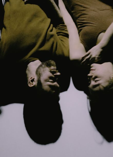 Двое на качелях