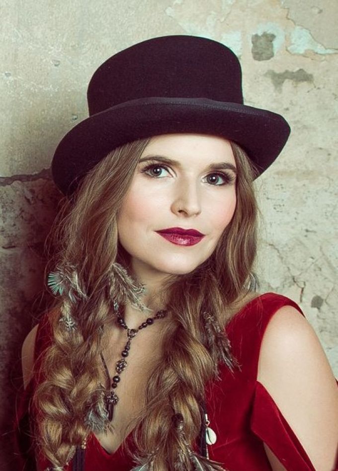 Евгения Рыбакова и группа «Обними Кита»