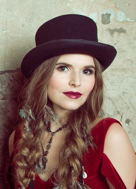 Евгения Рыбакова и группа «Обними Кита»