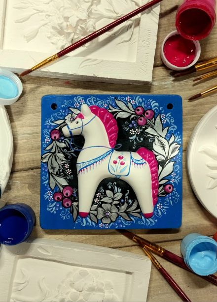 Рельефная картина: роспись гипсового панно