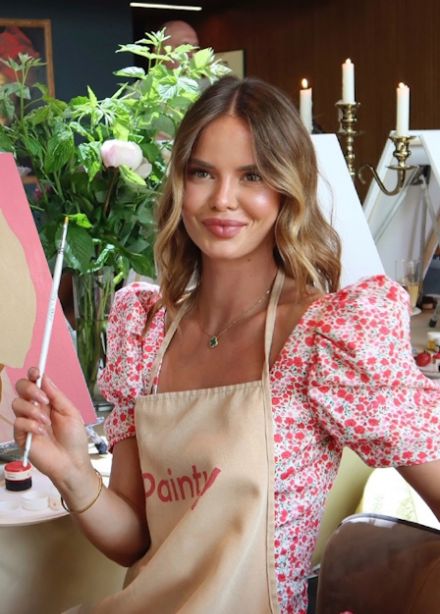 Арт-вечер Painty со свечами и игристым с видом на Театр им. Андрея Миронова