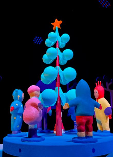 Как снеговик за ёлкой ходил