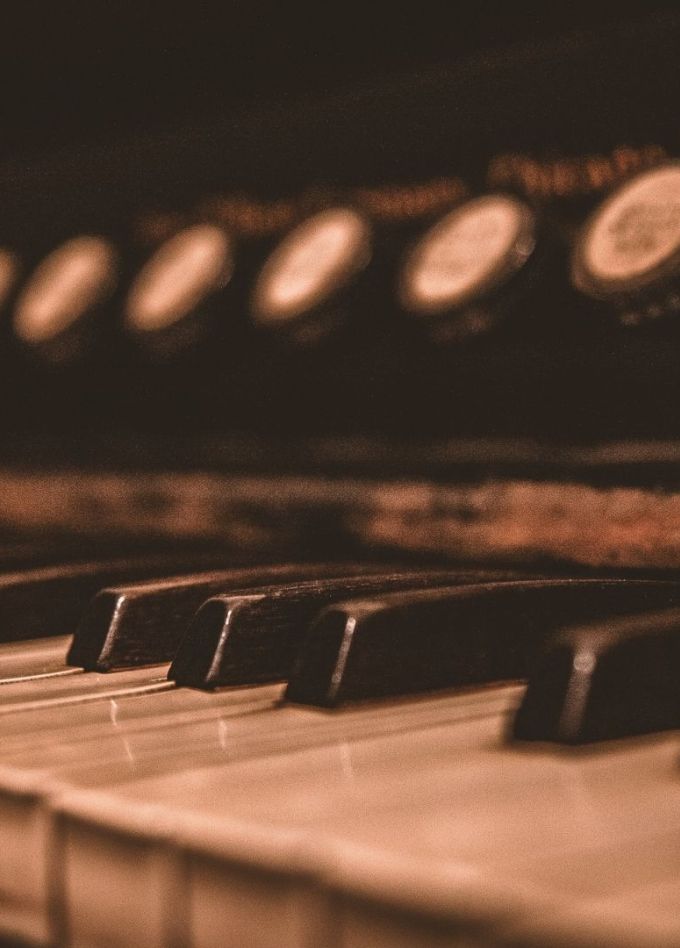 Орган при свечах: золотая классика