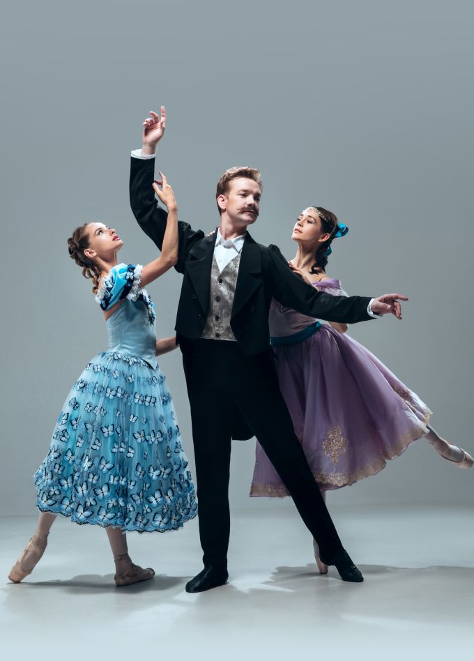 Танцевальный вечер во дворце