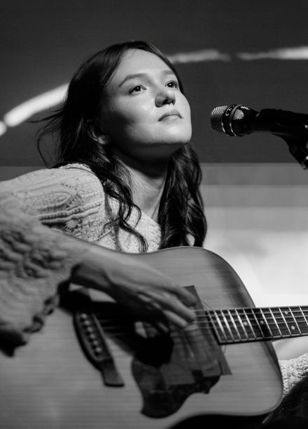 На заре под ёлкой. Рушана, Аннушка и другие