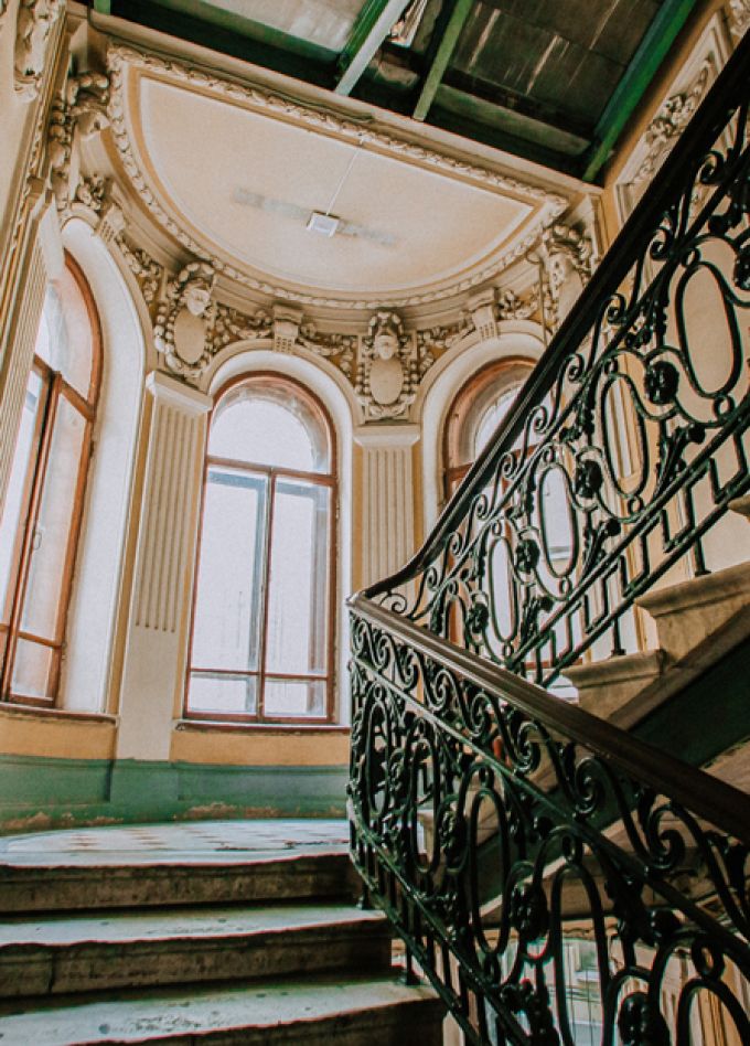 Питерский vibe: скрытые парадные, дворы-колодцы и коммуналка