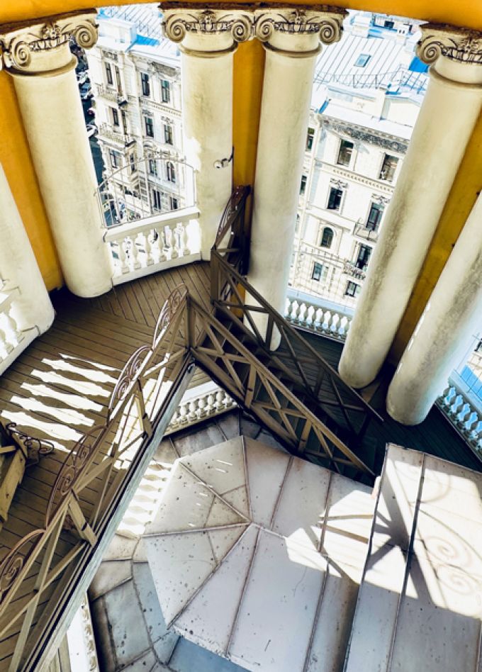 Настоящий маст-хэв: парадные, коммуналка и весь город сверху