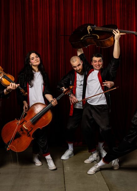 Рок-хиты на виолончелях при свечах