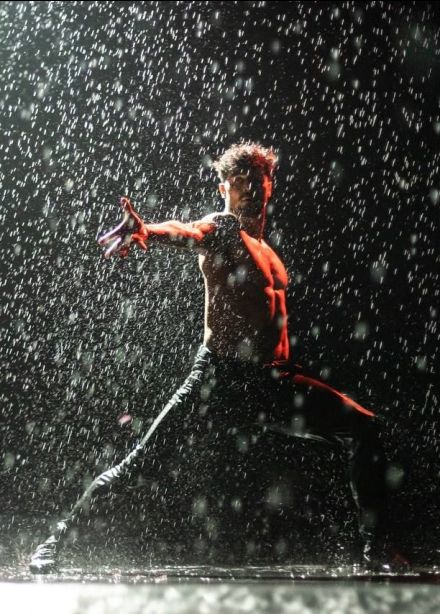 Шоу под дождём V. Признание в любви