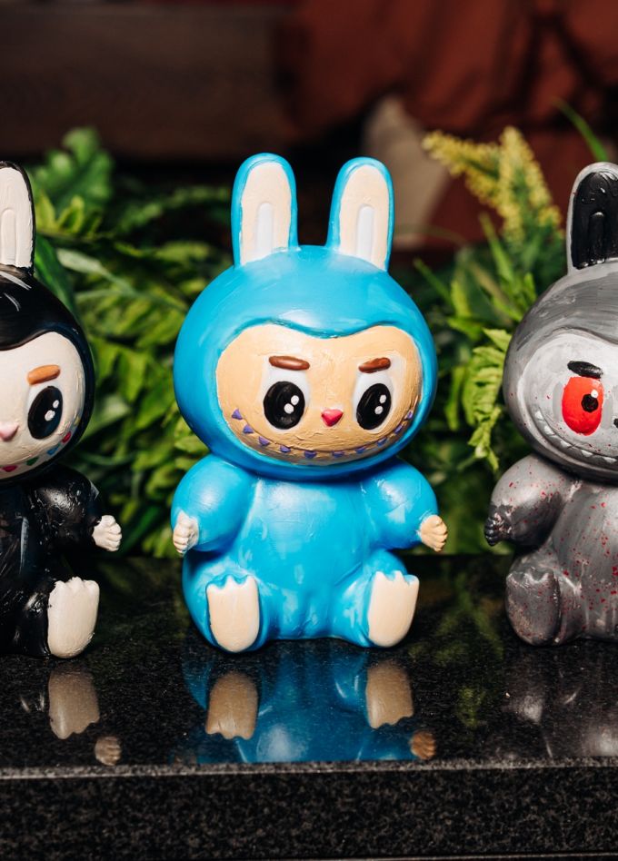 Роспись игрушки Лабубу с видом на Неву