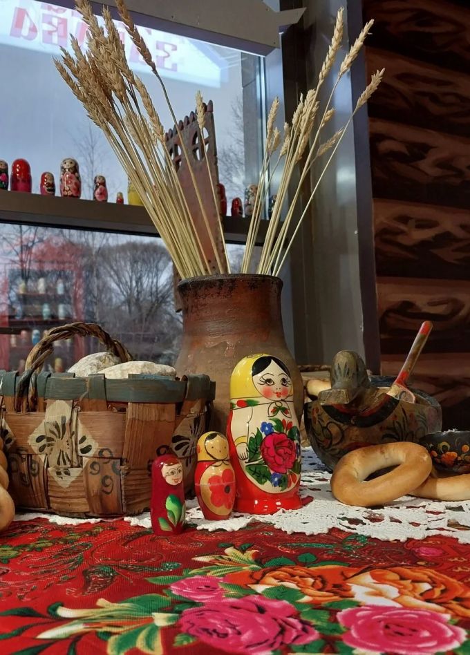 Широкая масленица: солнце, блины и матрёшка