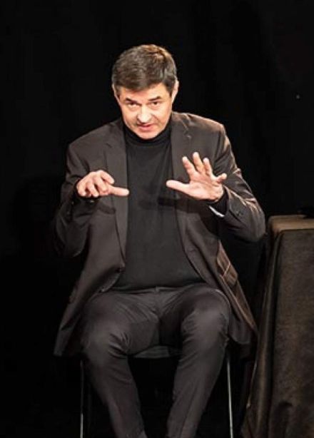 Моноспектакль «Когда петуху отрубают голову…»