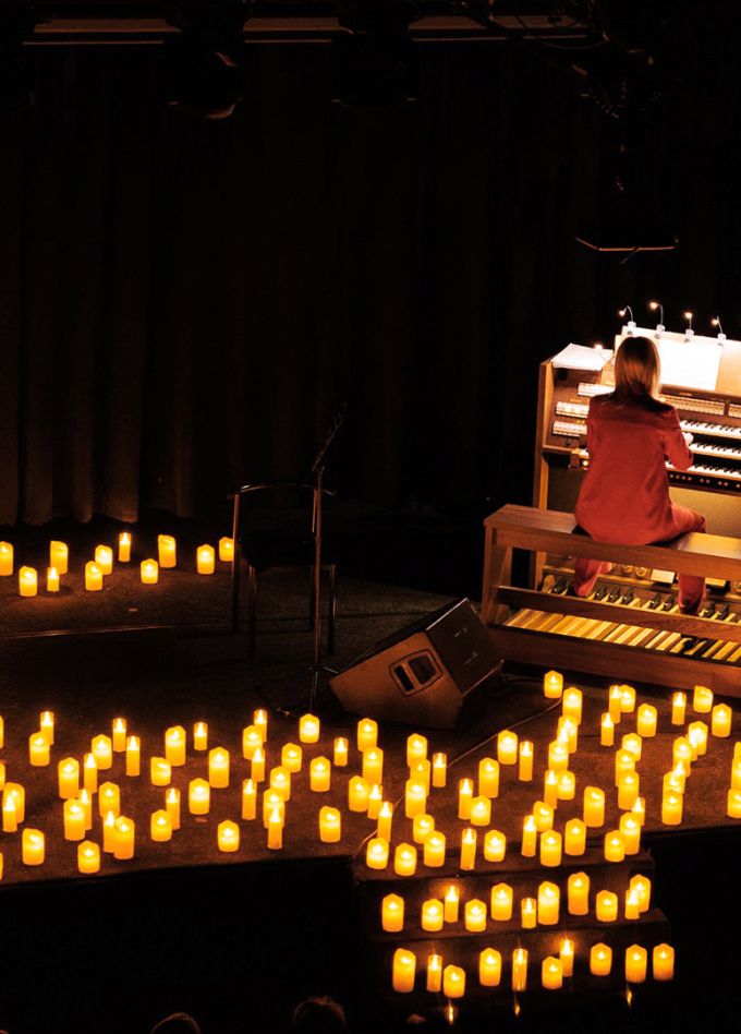 Орган и дудук при свечах