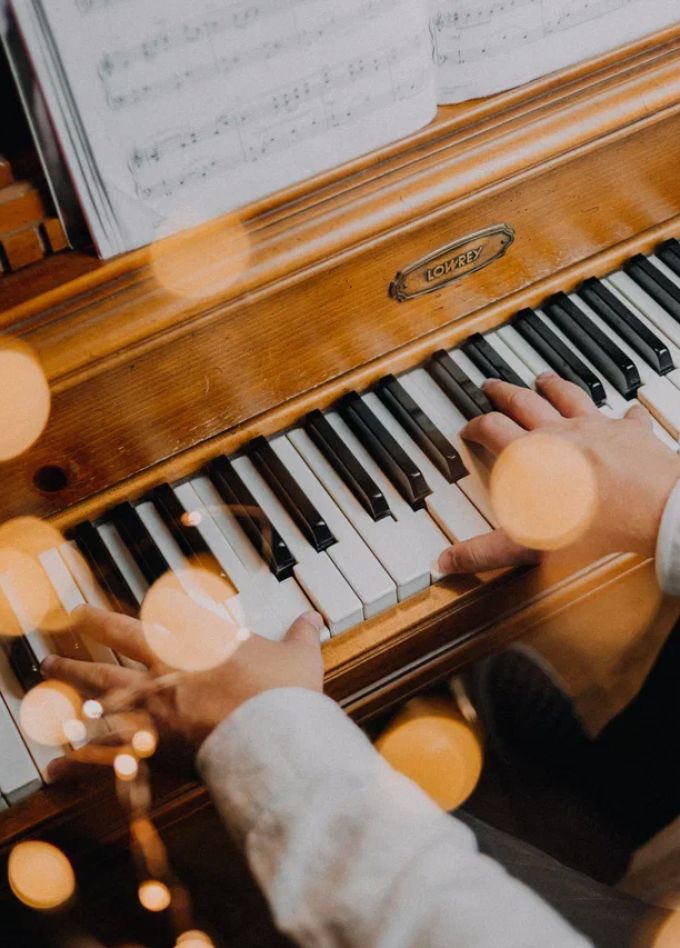 Между Сциллой и Харибдой