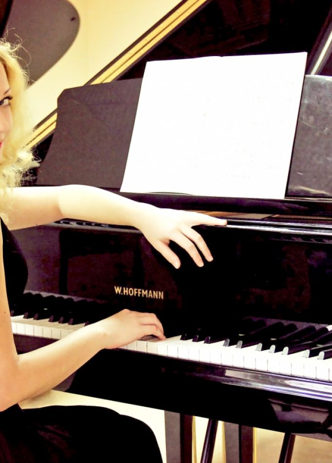 Салоны с историей: Нувеллистъ № 8. Докъ: царский и советский паспорт, документы 19 века