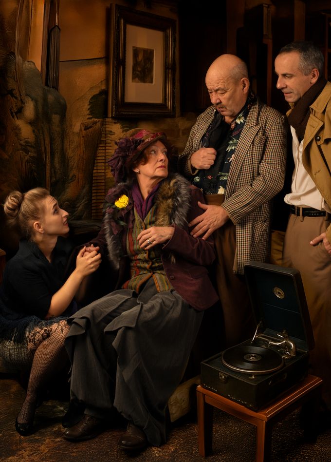 Все любят мисс Кронки