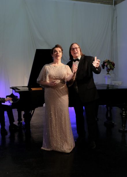 Эта женщина в окне