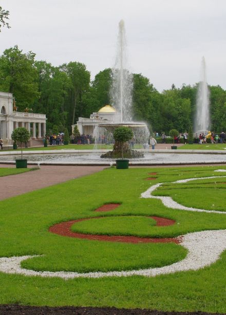 Петергоф: дворцы и фонтаны