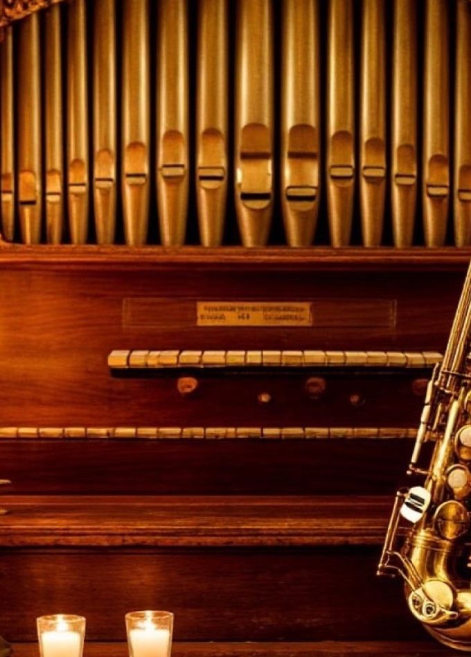 Орган и саксофон при свечах