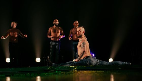 Шоу под дождём III. Только для женщин