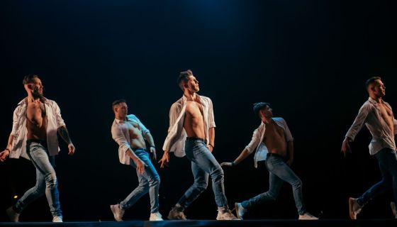 Шоу под дождём III. Только для женщин