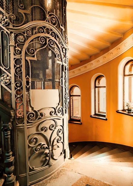 Приватный тур по старинным дворам и парадным Петербурга