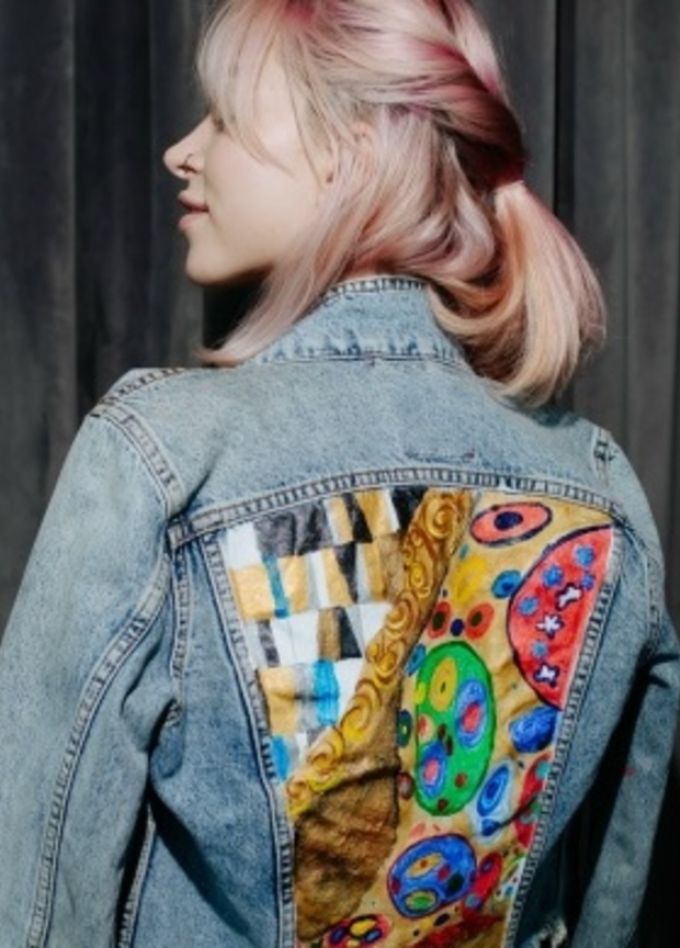 Рисуем яркие принты на одежде с видом на Исакий