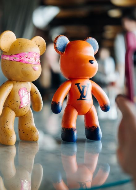 Роспись мишки Bearbricks в технике флюид-арт