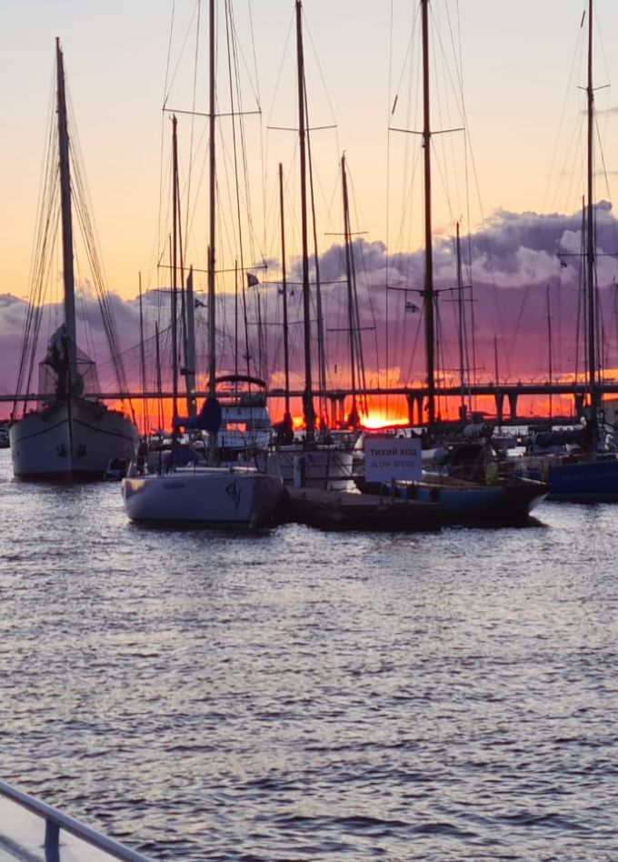 Вечерний круиз под звуки саксофона
