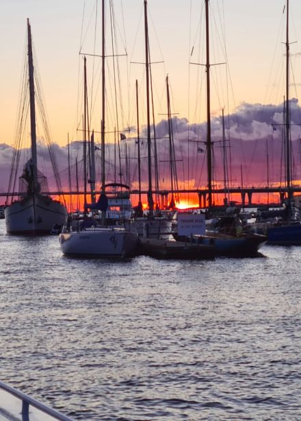 Вечерний круиз под звуки саксофона