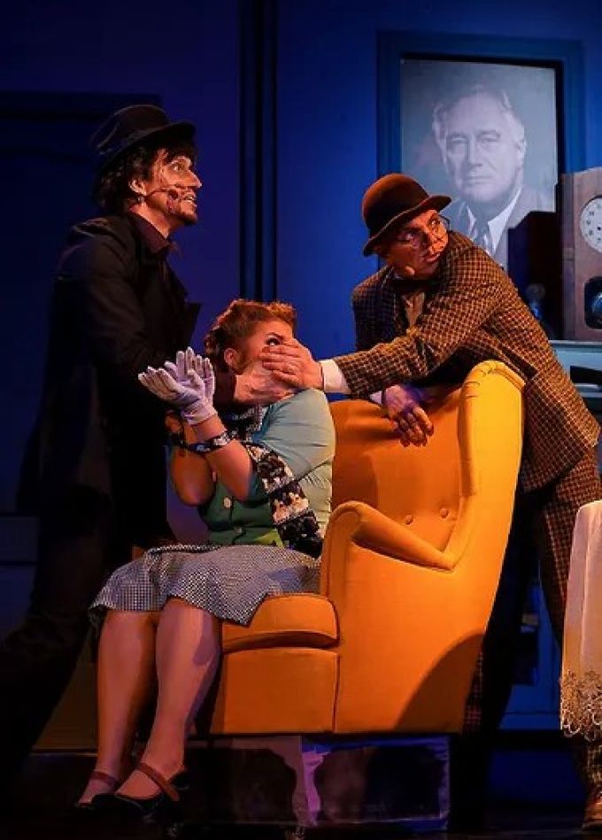 Спектакль «Мышьяк и кружева»