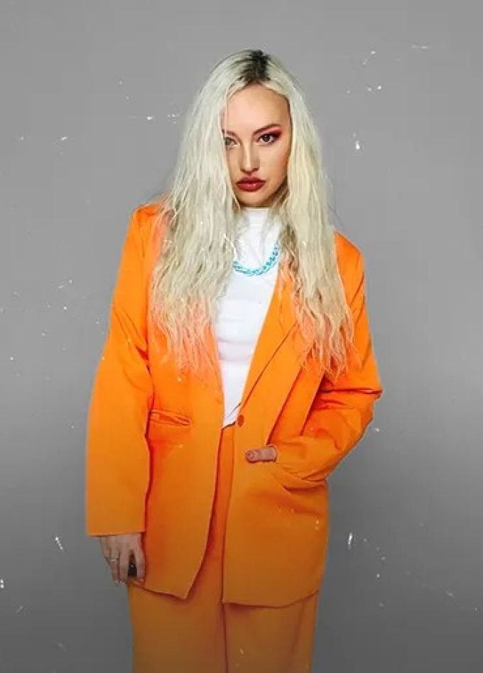 Блондинка КсЮ