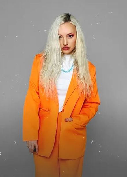 Блондинка КсЮ