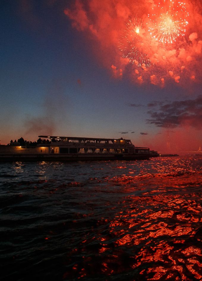 Салют 9 мая с воды. Праздничная прогулка по Неве на однопалубном
