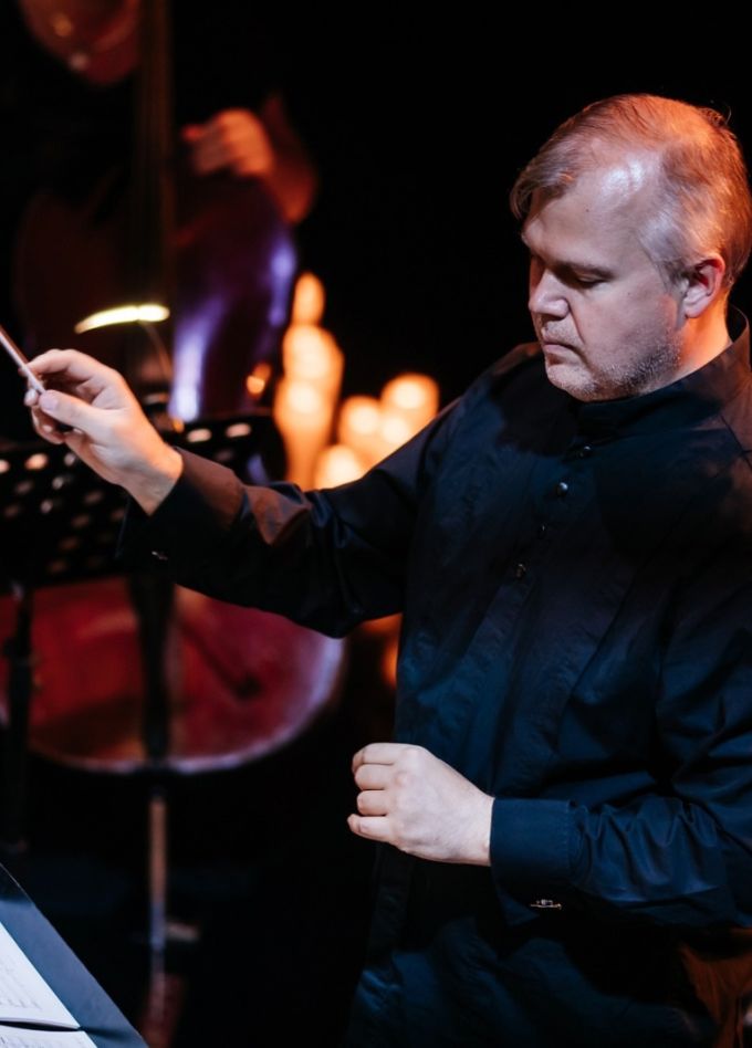 Орган и саксофоны при свечах