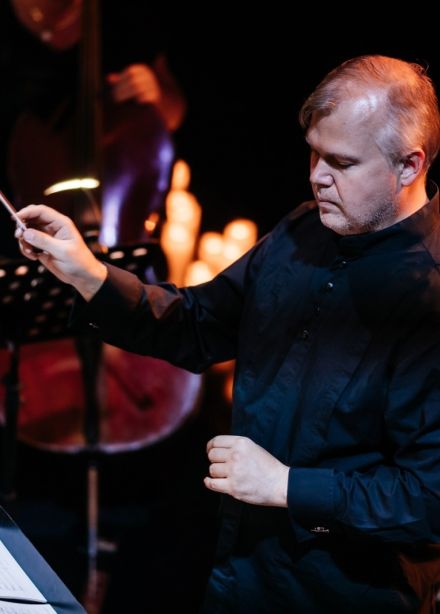 Орган и саксофоны при свечах