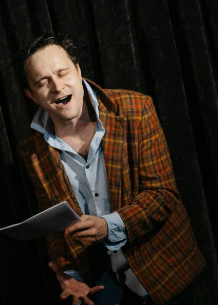 Алексей Комаревцев. Паша читает