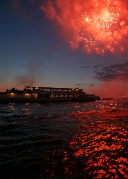 Салют 9 мая с воды. Праздничная прогулка по Неве на однопалубном