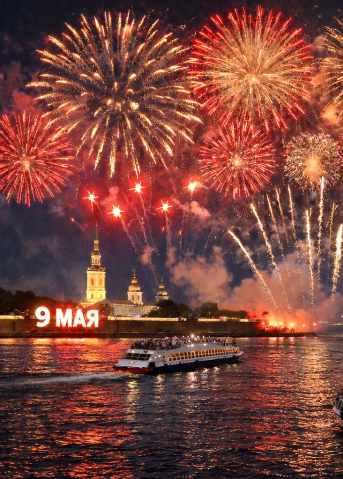 Салют 9 мая с борта двухпалубного теплохода